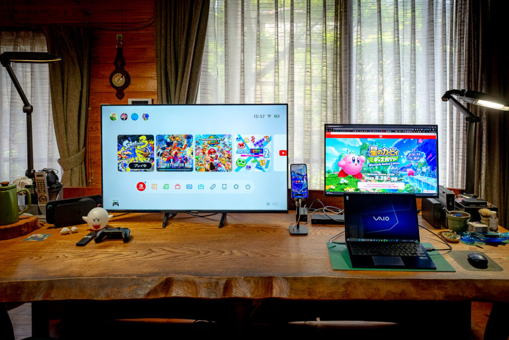 木のぬくもりと手ざわり感が伝わる一枚板のワークデスクでの作業環境