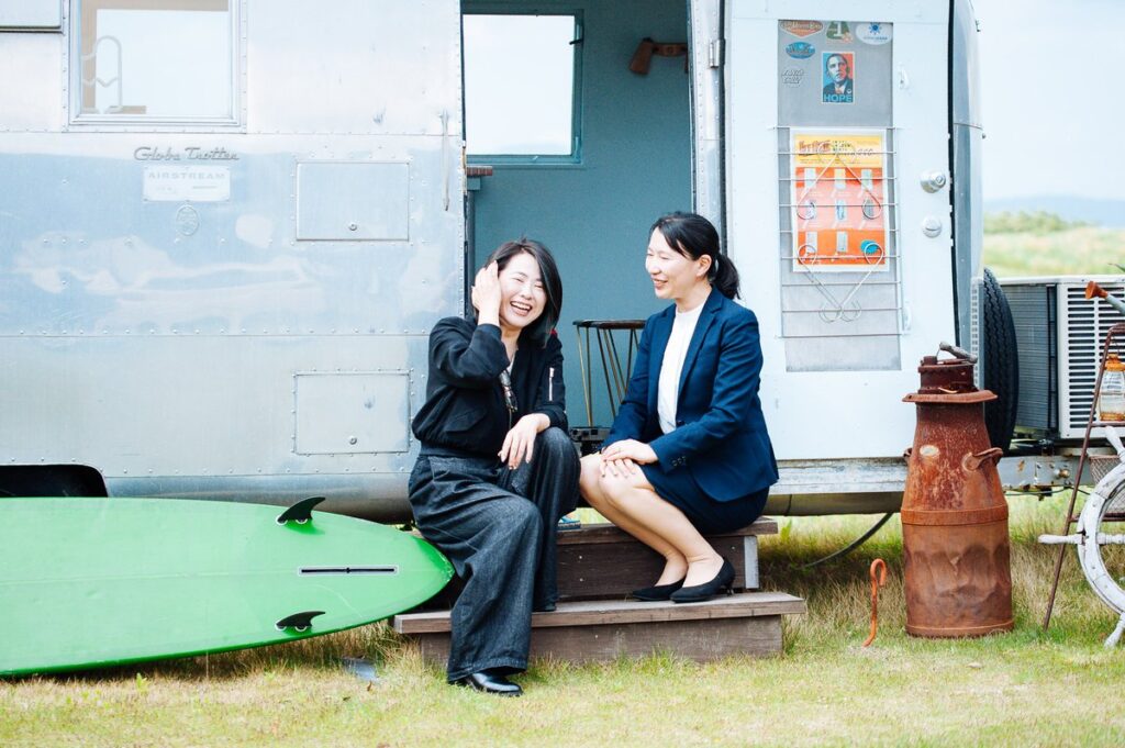 a.design 代表とクライアントが屋外で談笑している様子